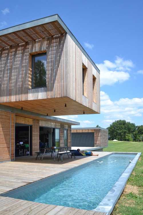 Aménagement des abords de la piscine d'une maison contemporaine en Gironde