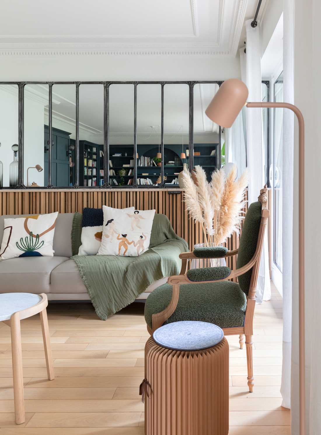 Séparation entre un salon et une cuisine avec une verrière conçue par un décorateur d'intérieur in Nouvelle-Aquitaine