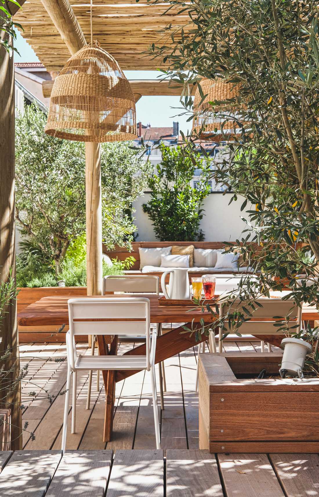 Wooden terrace apartment designed by a landscape gardener in Bordeaux