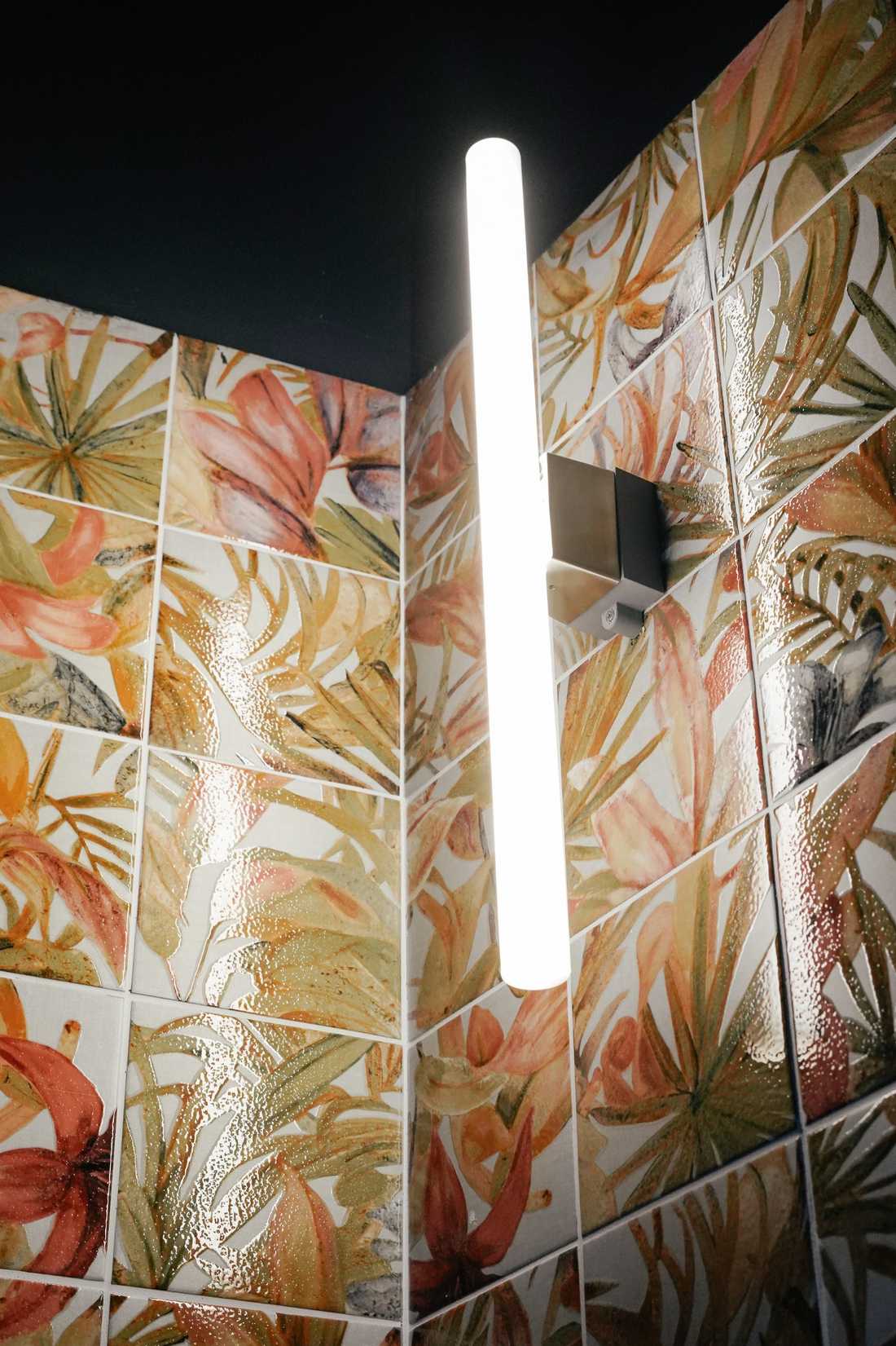 Luminaire design dans les WC d'un restaurant