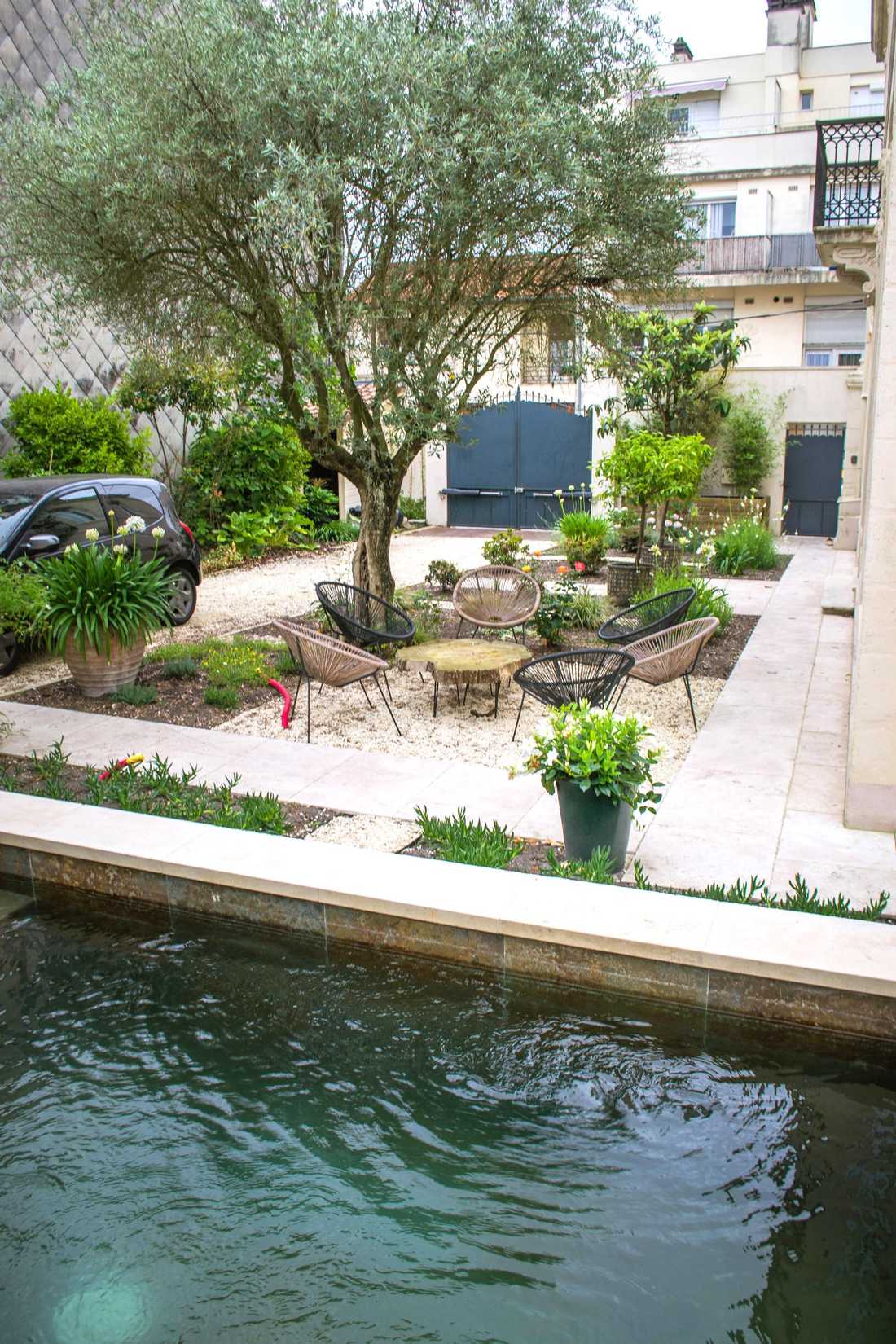 Bassin d'agrément dans un jardin de ville à Bordeaux
