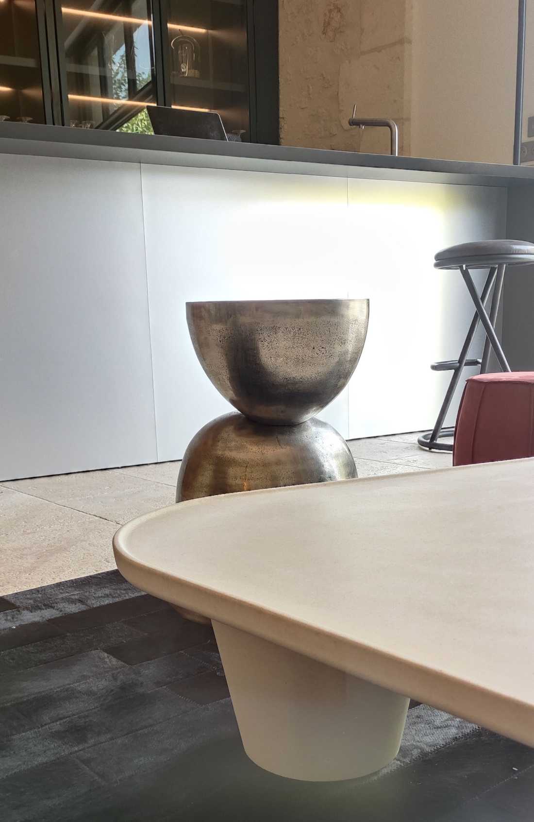 Table en pierre créée sur mesure par l'architecte d'intérieur