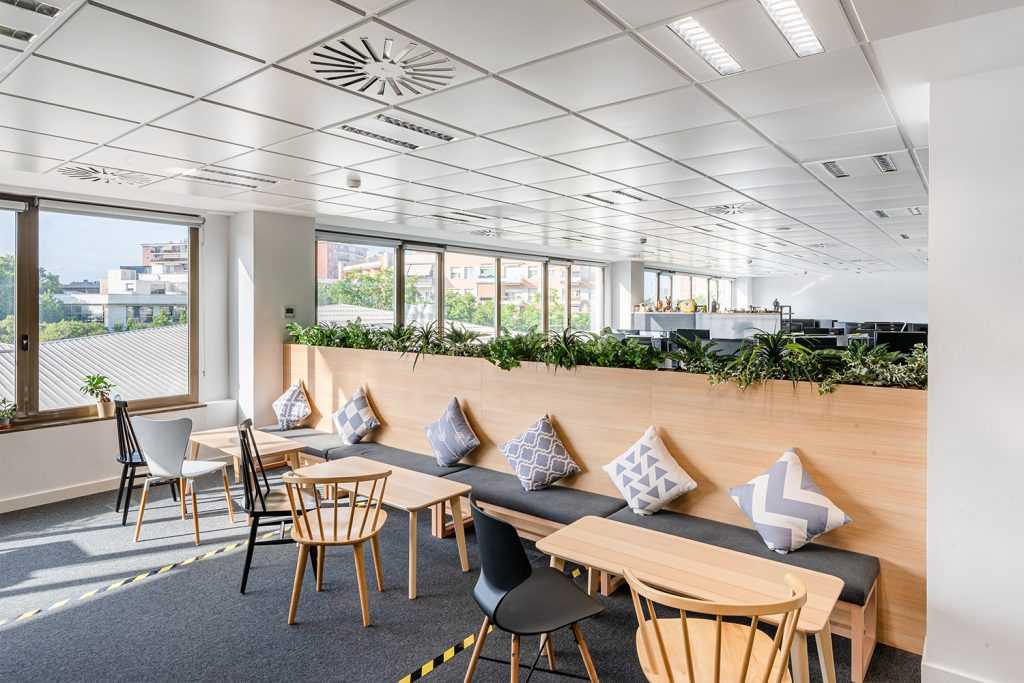 Salle restauration d'une entreprise aménagée par un architecte d'intérieur