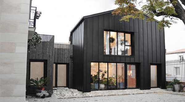 Extension contemporaine d'une maison ancienne par un architecte à Bordeaux