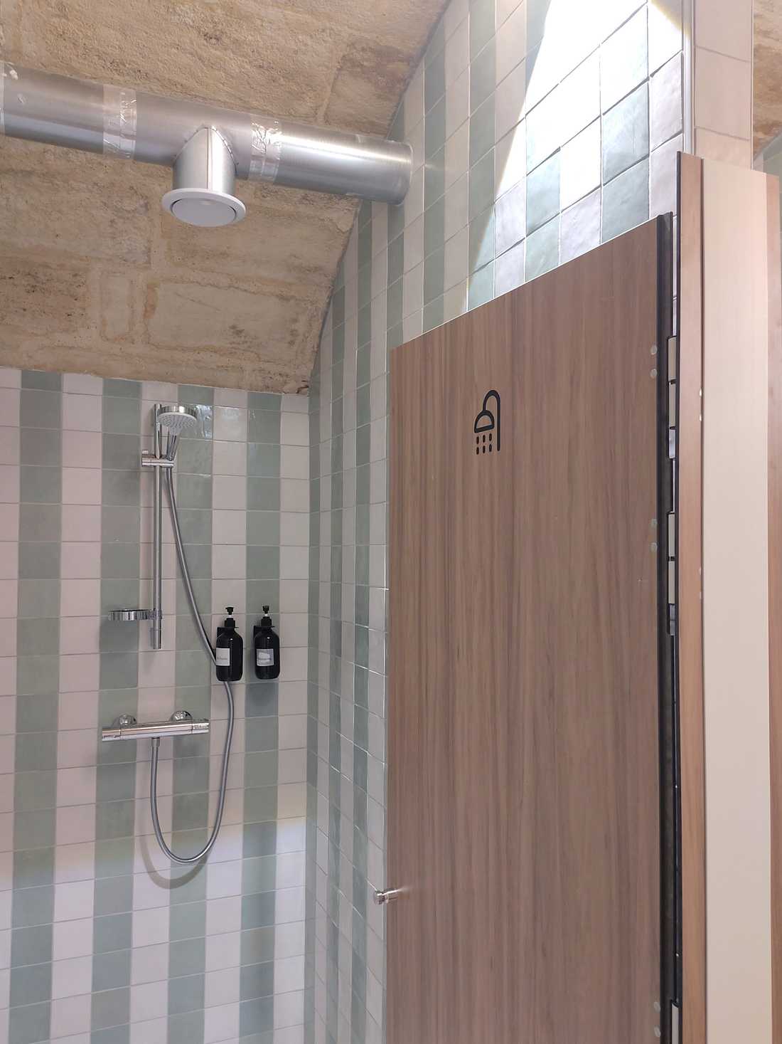 Douches dans la salle de sport à Bordeaux après les travaux de rénovation