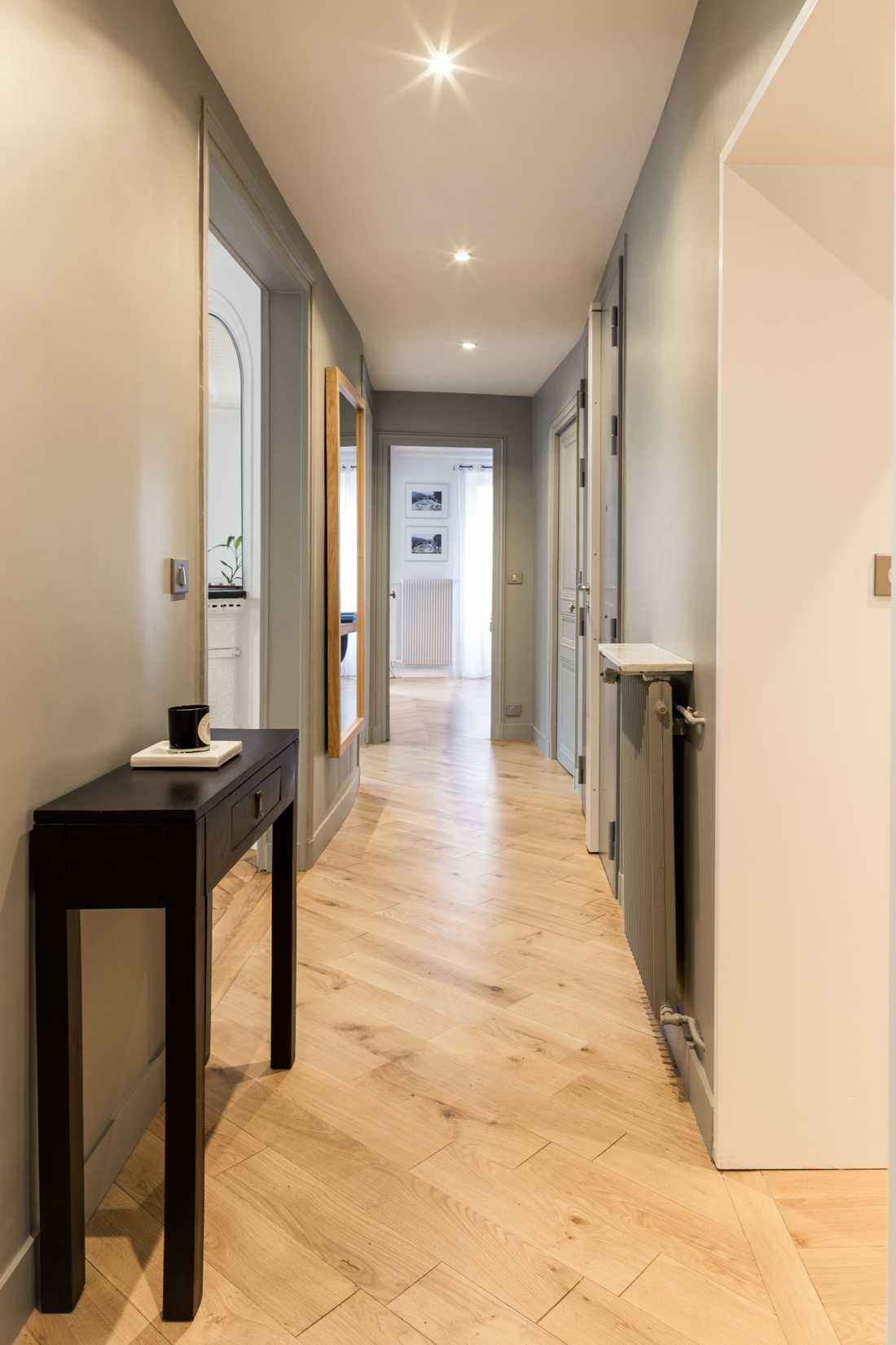 Couloir d'un appartement haussmannien renovée par un architecte d'interieur à Bordeaux