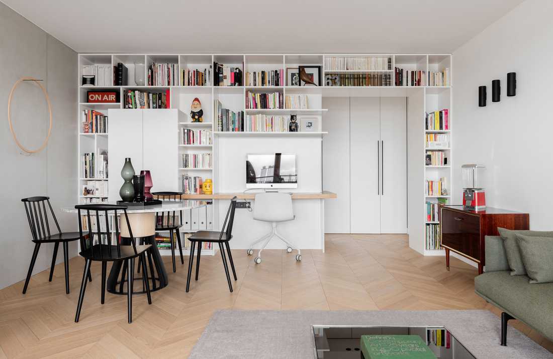 Salon de l'appartement avec rangements integrés