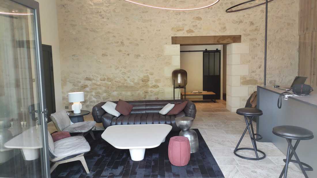Salle de dégustation aménagé par un architecte d'intérieur dans un domaine viticole à Saint-Émilion