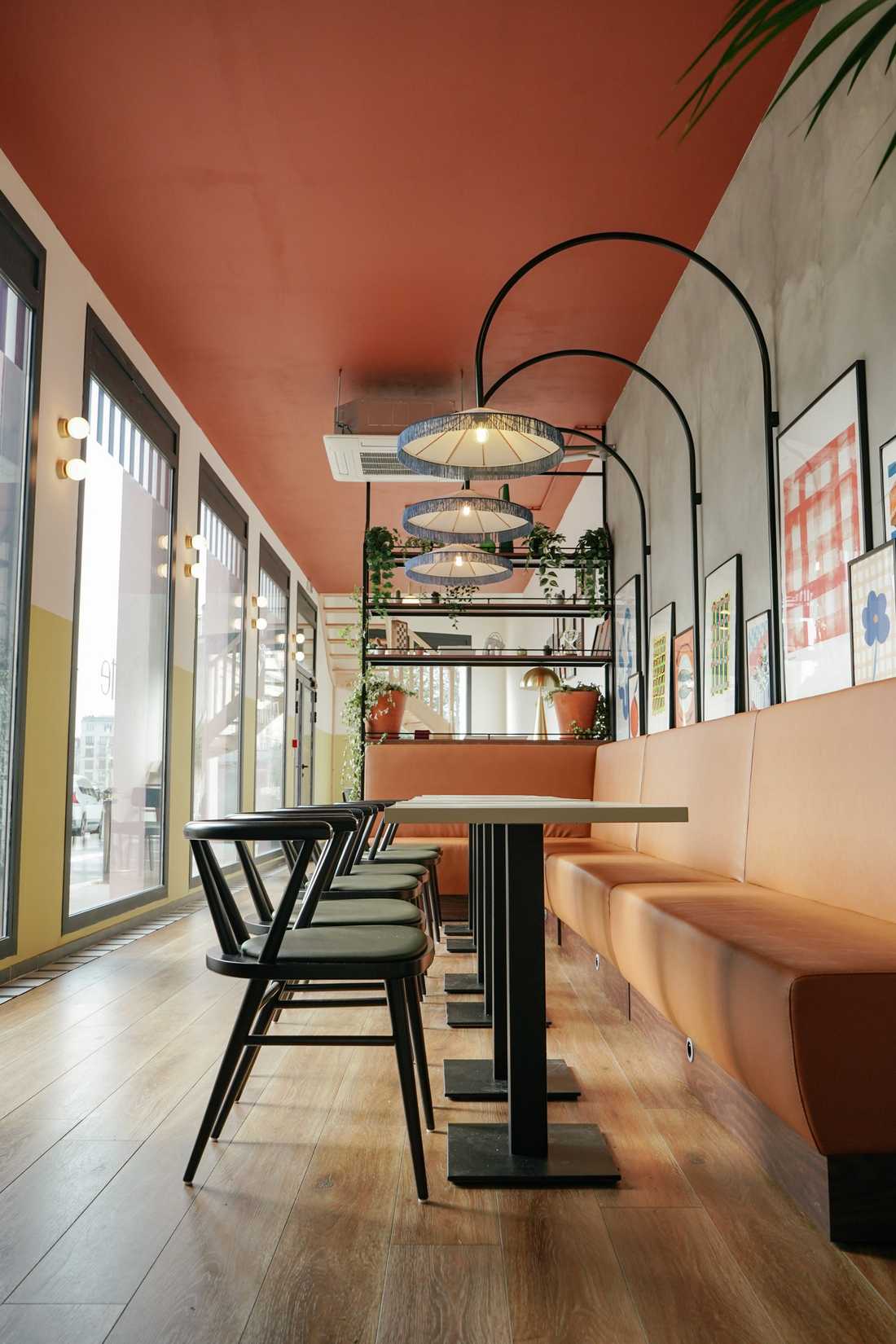Tables d'un restaurant aménagé par un architecte