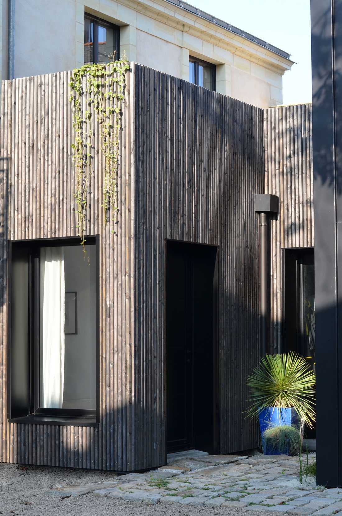 Un architecte réalise une extension contemporaine avec bardage bois en Gironde