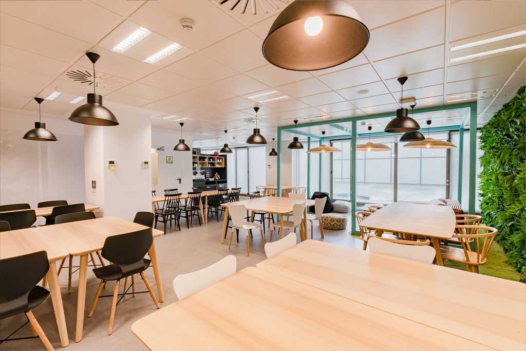 Open space créé pour les bureaux d'un éditeur de jeux vidéos