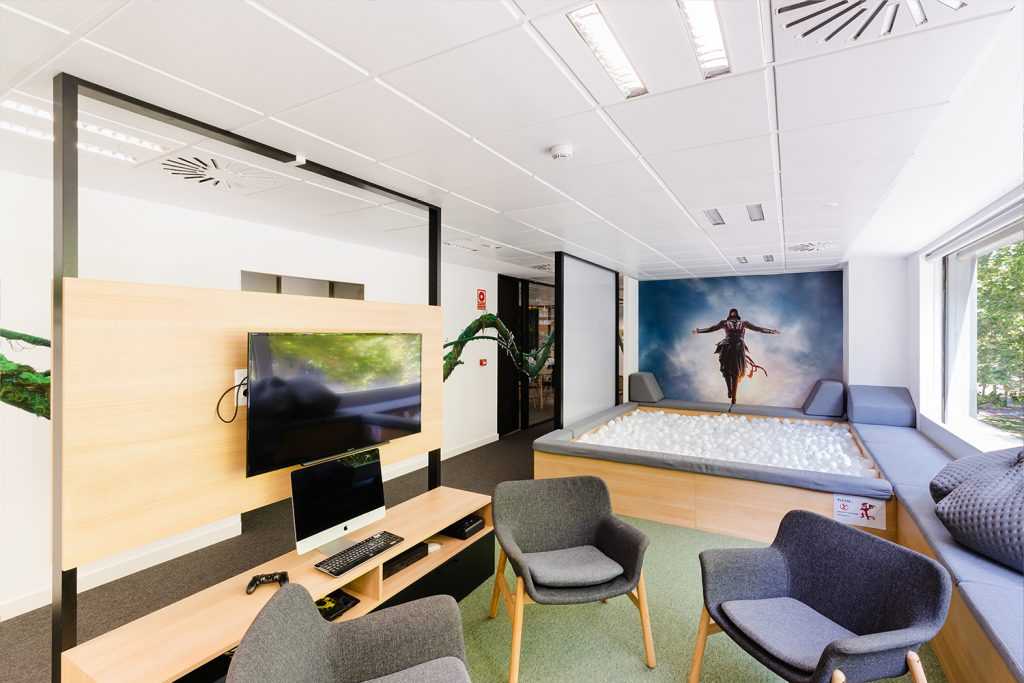 Salle de réunion aménagée pour un éditeur de jeux vidéo