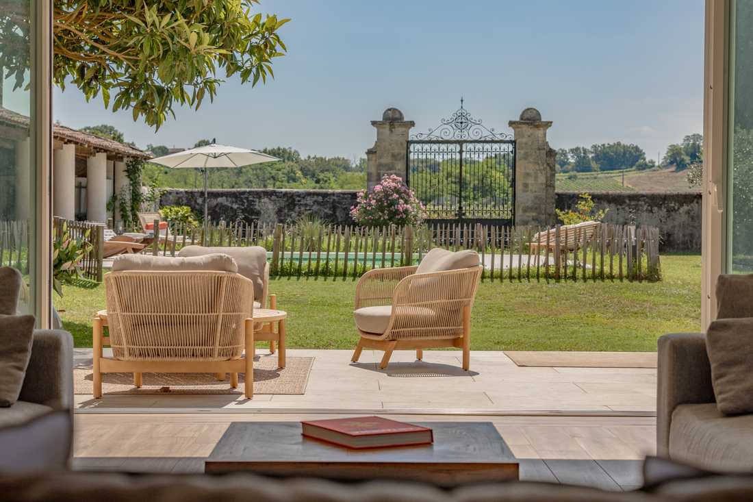 Vue du jardin depuis le salon du château