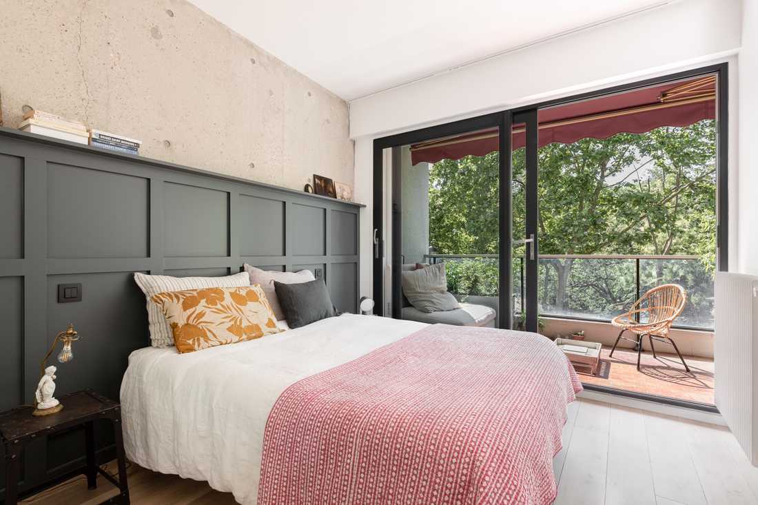 Chambre parentale de l'appartement conçue comme une véritable suite