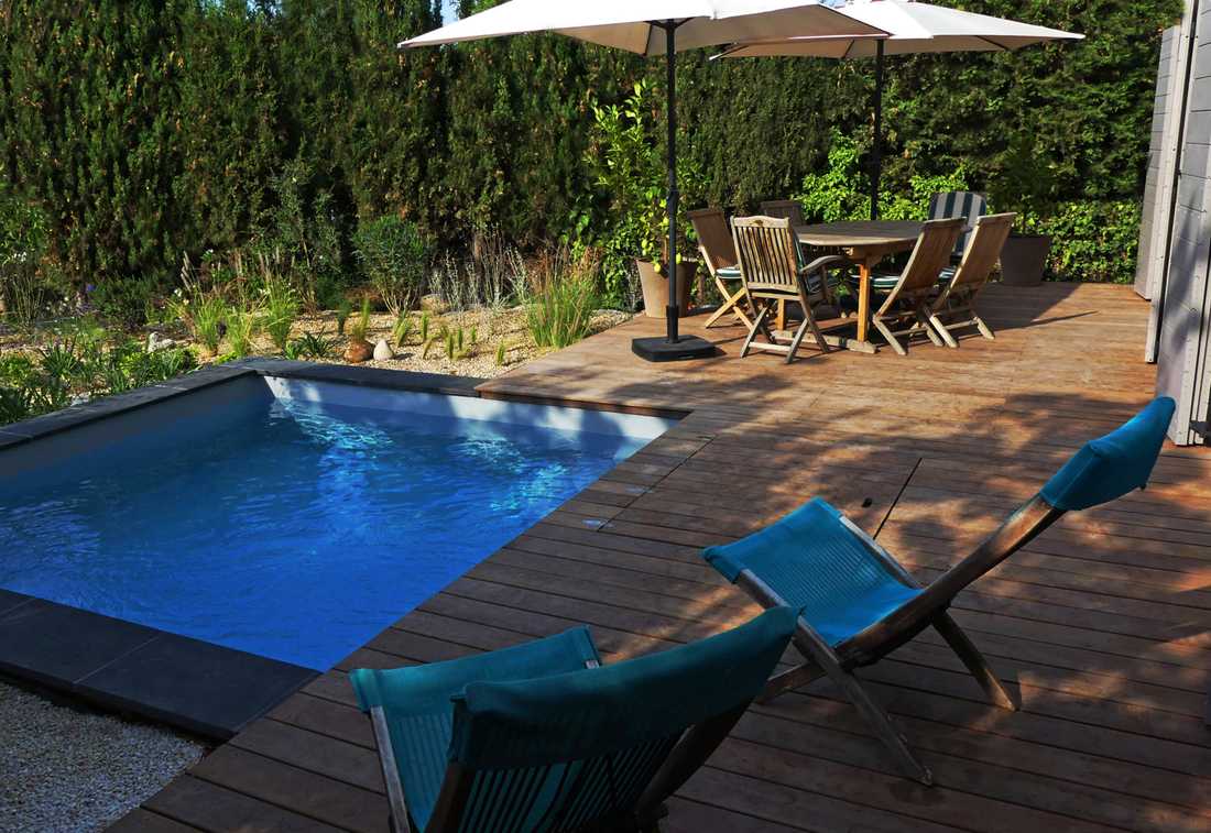 Micro-piscine dans un jardin écologique en Gironde