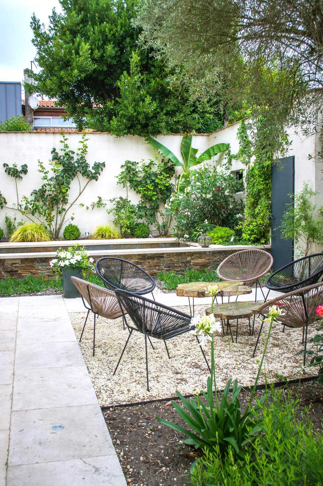 Espace repas dans un jardin de ville aménagé par un paysagiste