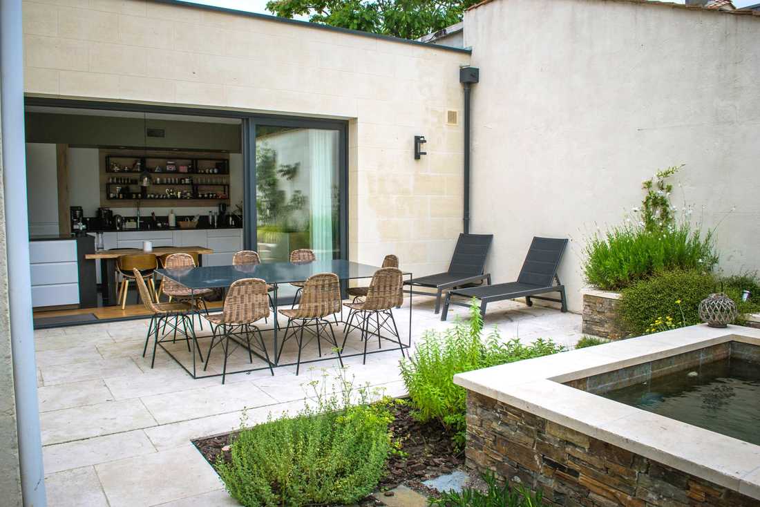 Aménagement d'une terrasse dans un jardin de ville à Bordeaux