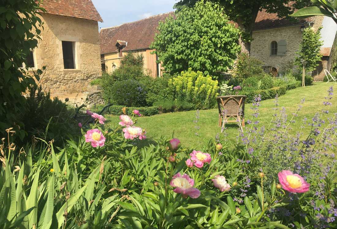 Jardin fleuri d'une maison de compagne