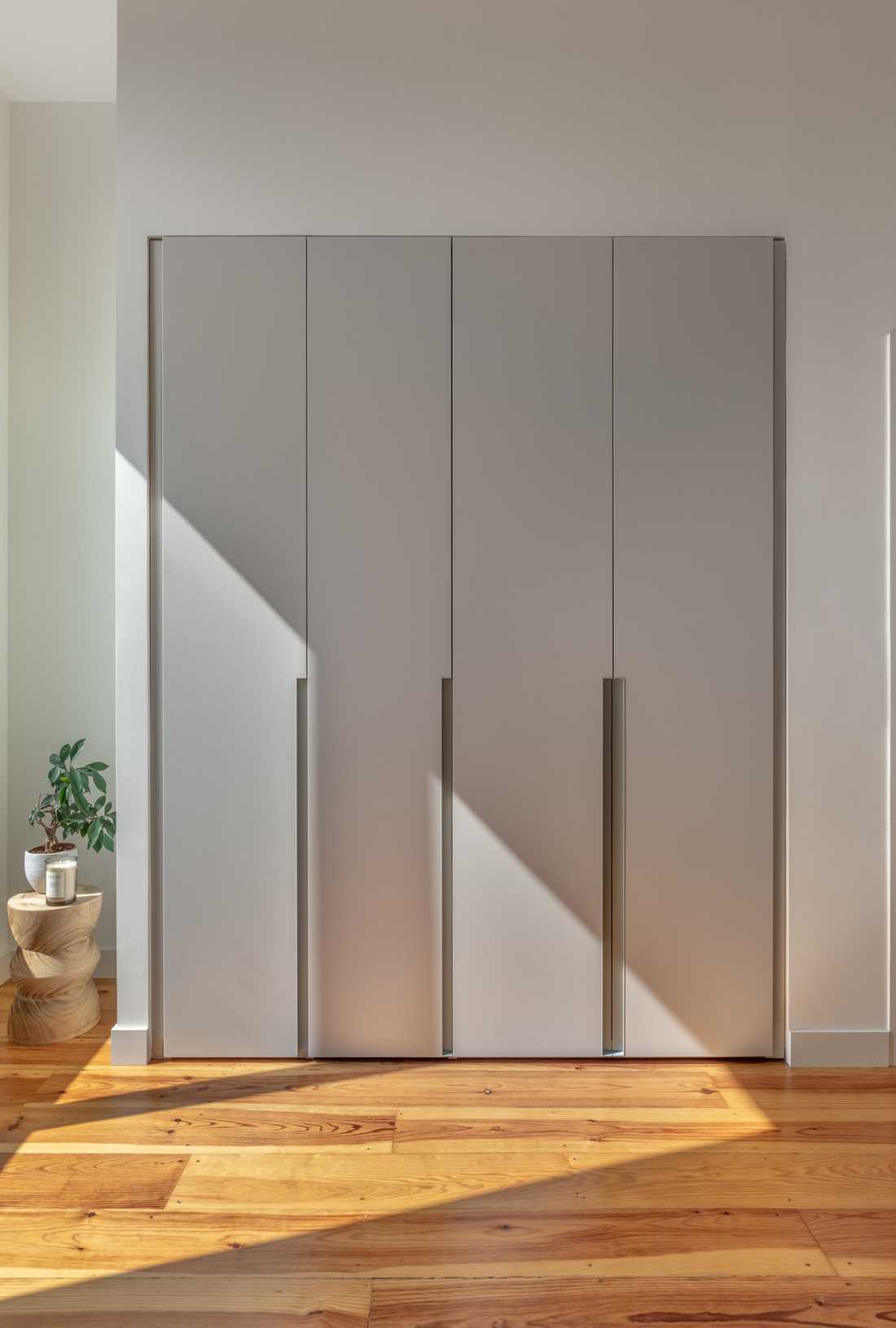 Rangements sur mesure conçus par un architecte d'intérieur pour un château du 17e siècle