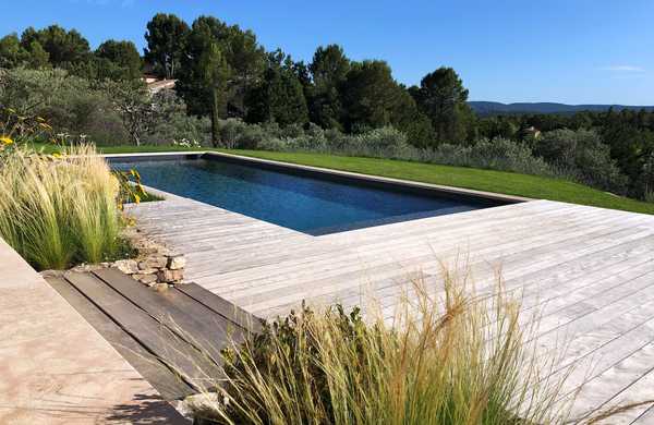 Une piscine rectangulaire au cœur de la nature