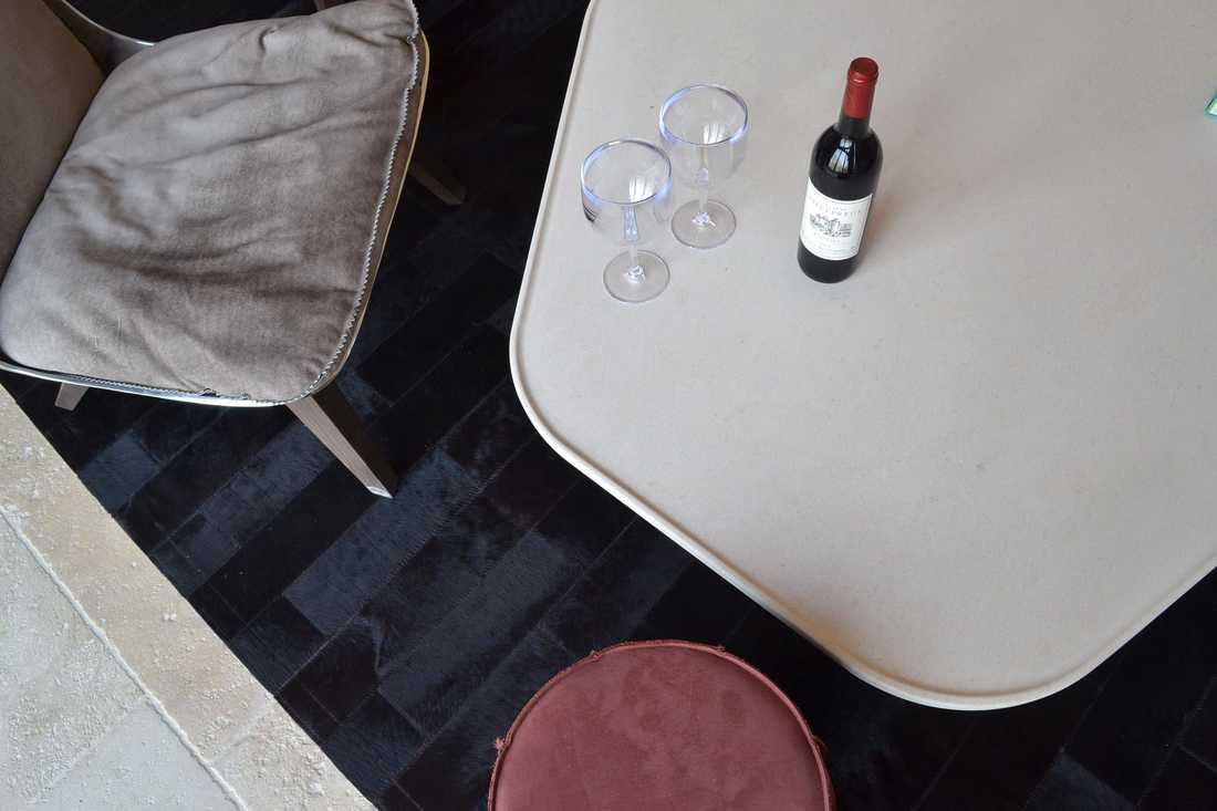 Détail de l'aménagement d'une salle de dégustation dans un domaine viticole à Bordeaux