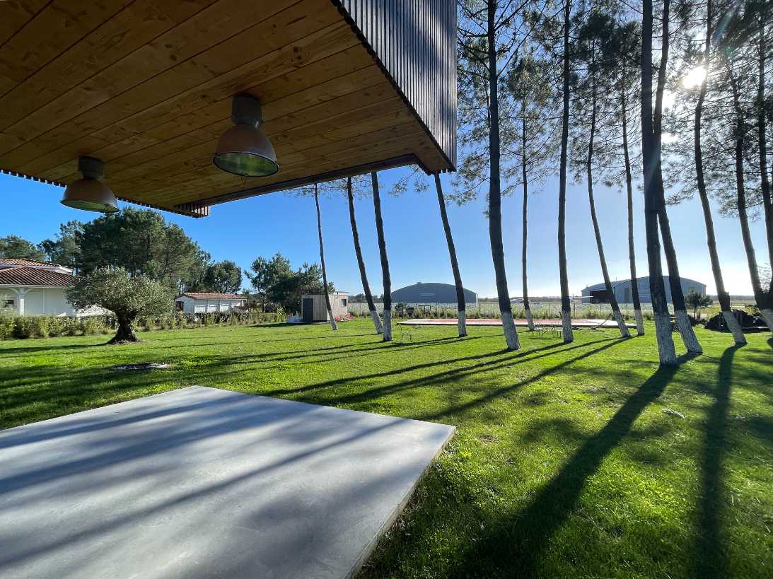 Terrasse d'une maison contemporaine en bois dans les Landes