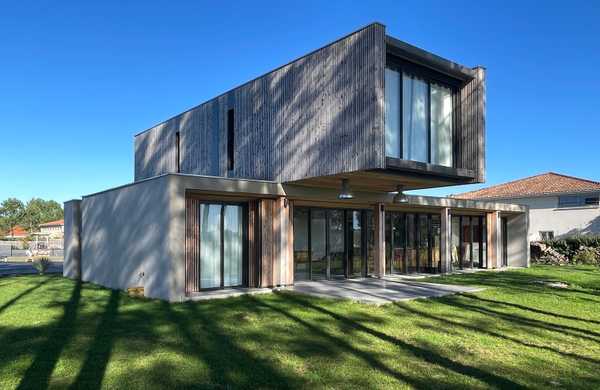  onstruction d'une maison contemporaine avec garage et hangar dans le village aéronautique de Biscarrosse par un architecte