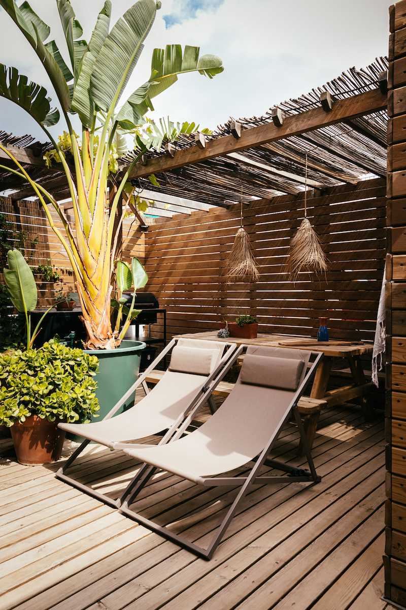 Aménagement d'un appartement rooftop avec 2 terrasses - la terrasse avec coin de verdure