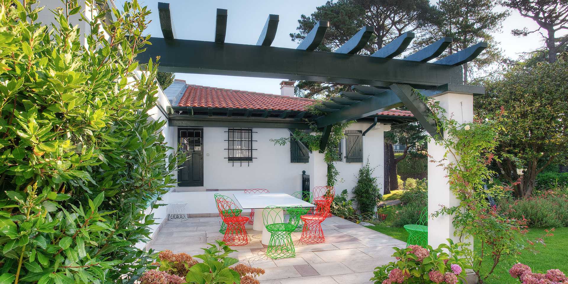 Exterior design of a contemporary garden by a landscape designer in Gironde
