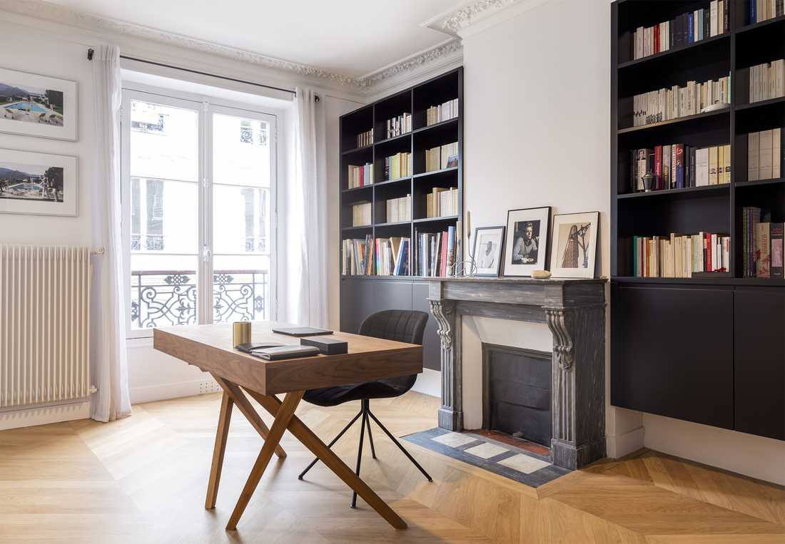 Bureau design dans un appartement haussmannien en Gironde