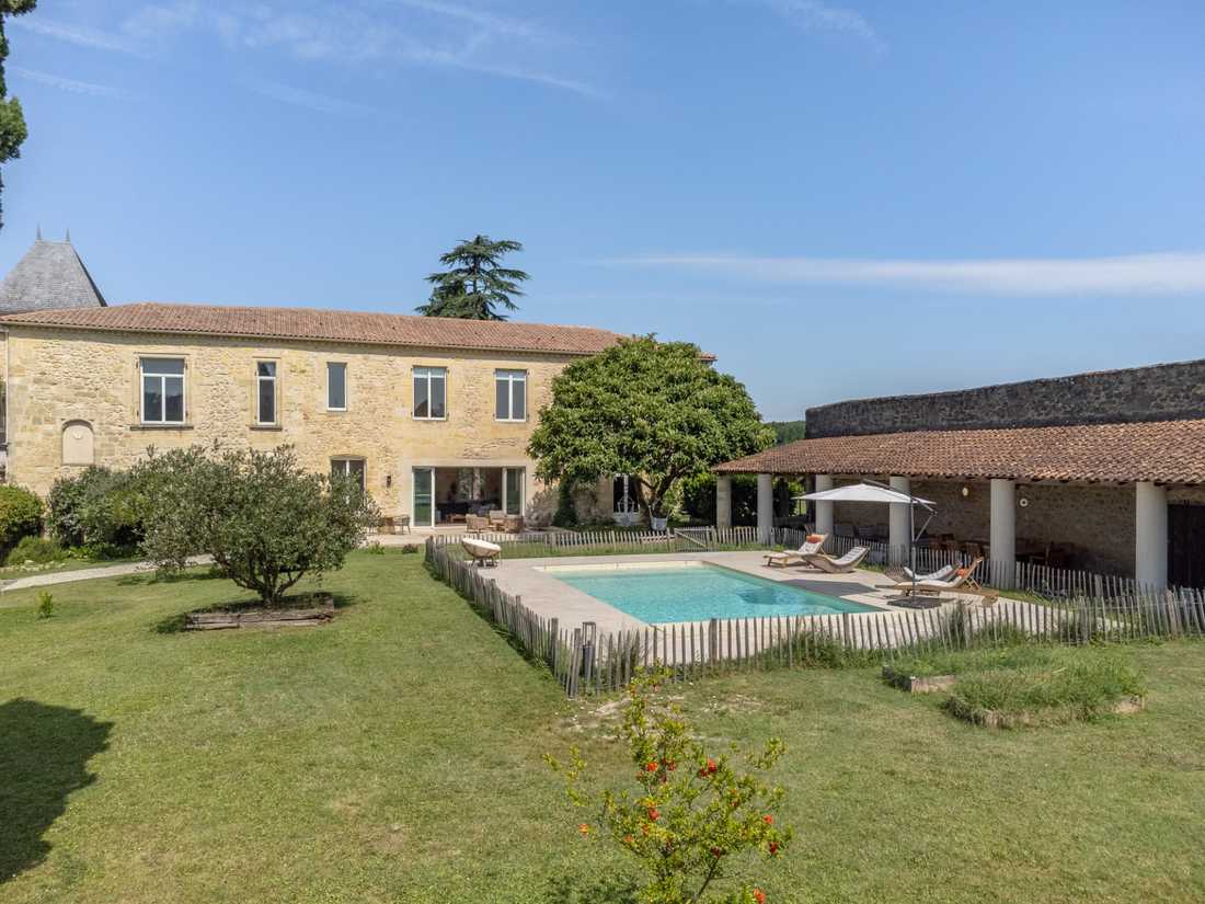 Jardin du château avec piscine