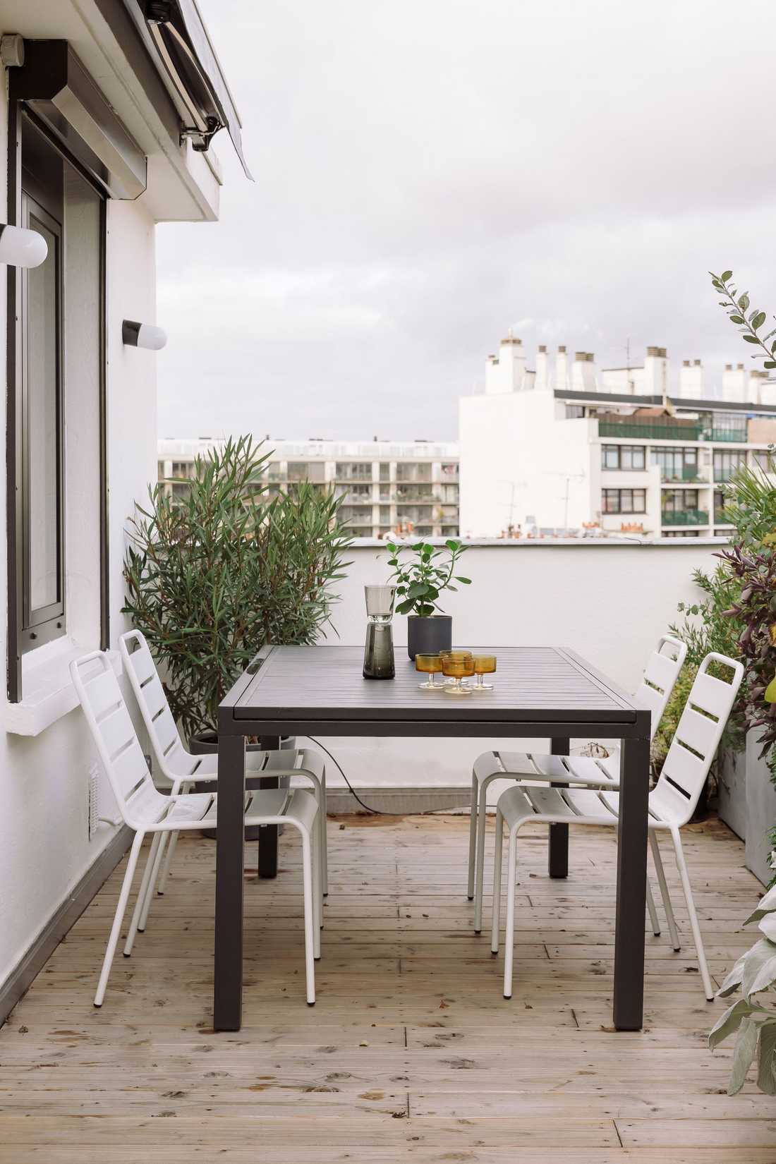 Coin repas sur la terrasse de l'appartement à Bordeaux