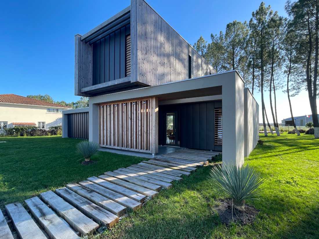 Entrée d'une maison contemporaine à ossature bois