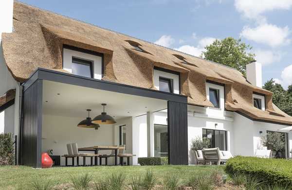 Un architecte d’intérieur et un paysagiste aménage la terrase, la pool house et la piscine à débordement d'une ville à Bordeaux.