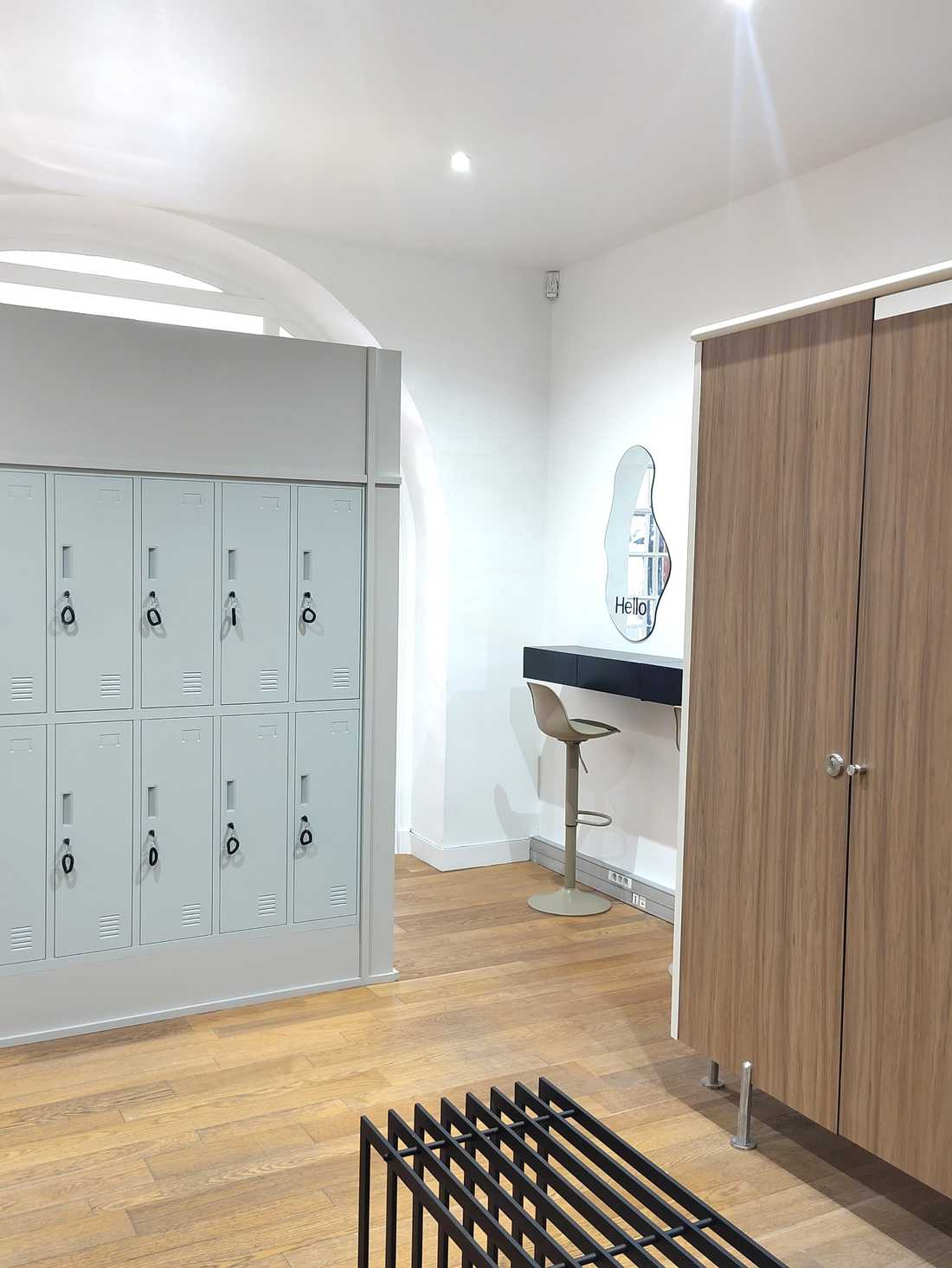 Vestiaires d'une salle de fitness rénovée par un architecte à Bordeaux