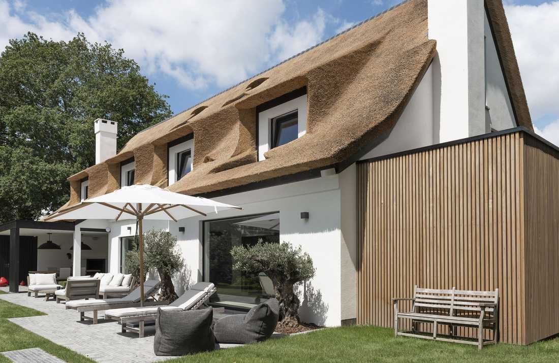 Rénovation d'une villa au toit de chaume à Bordeaux