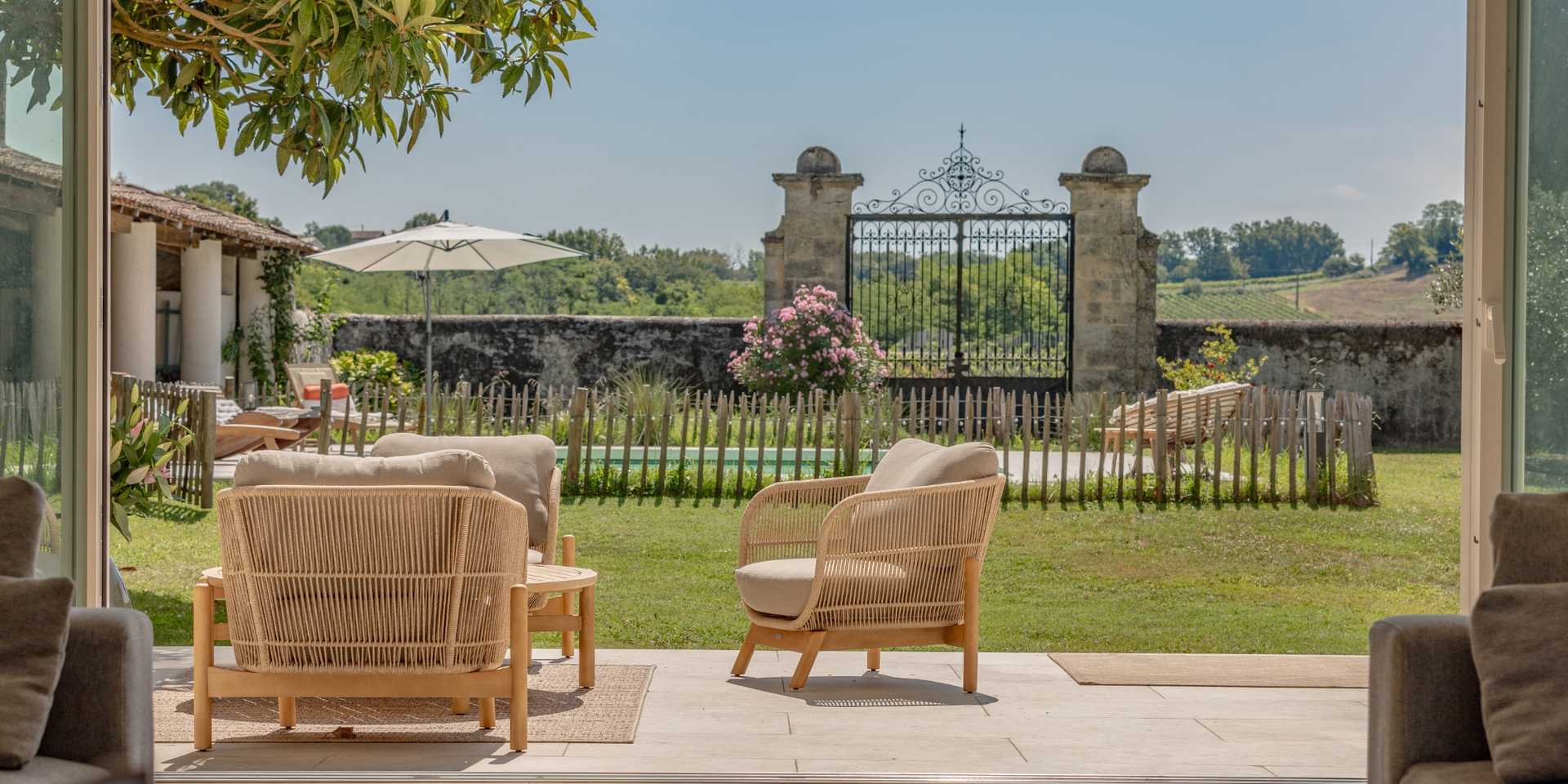 Landscape design of the garden of a wine estate in the Bordeaux area