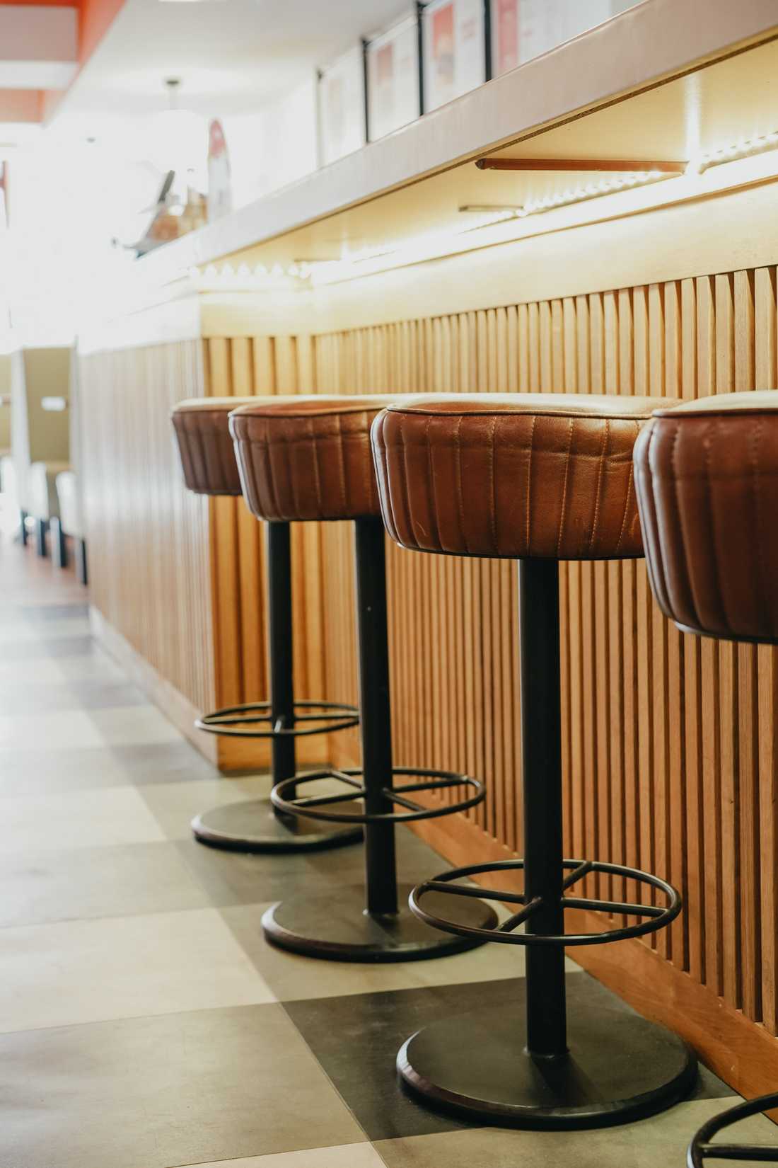 Tabouret en cuire et acier au niveau du comptoir du restaurant