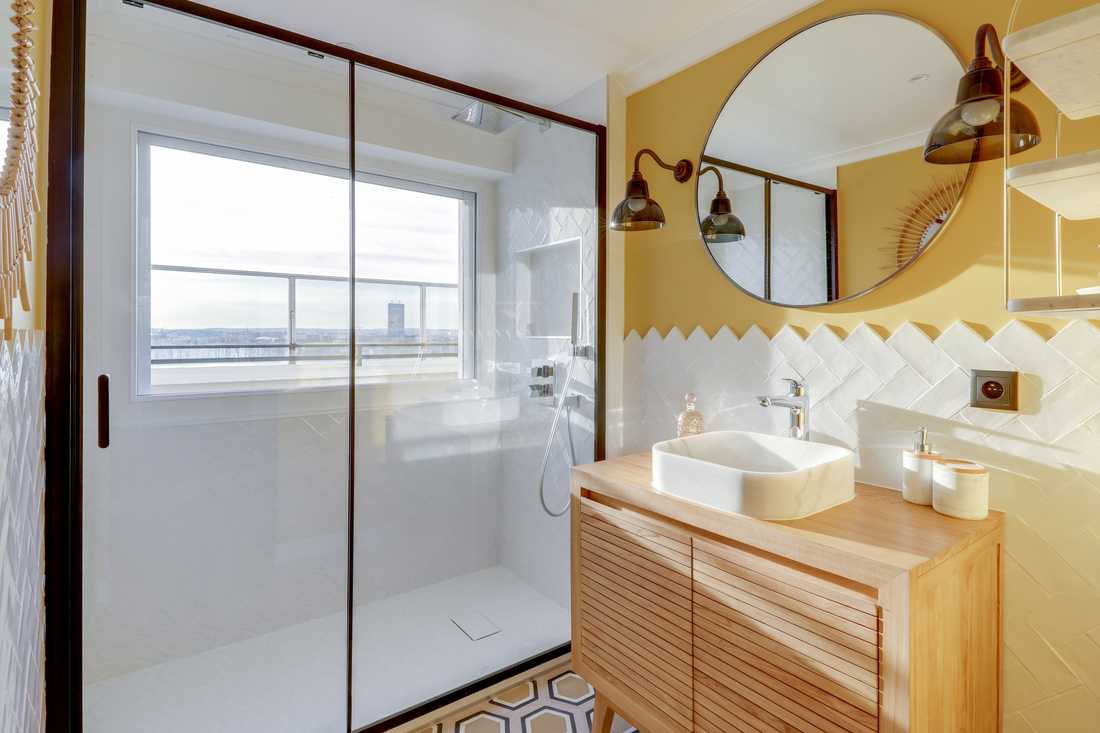 Salle de bain moderne jaune safran